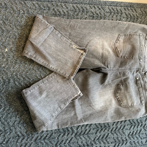 Laura petites - Picture 3 of 4